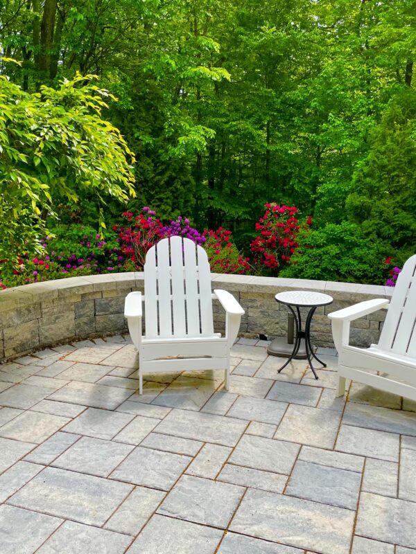 paver sitting area with modular block wall