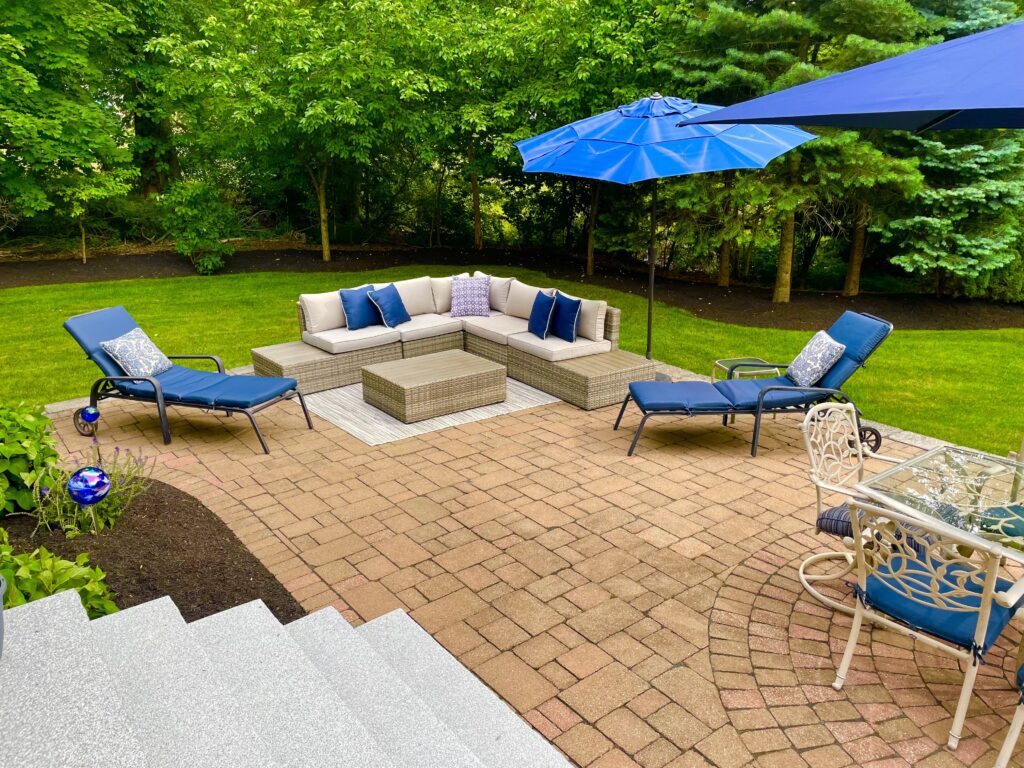 back yard paver patio with granite steps and furniture