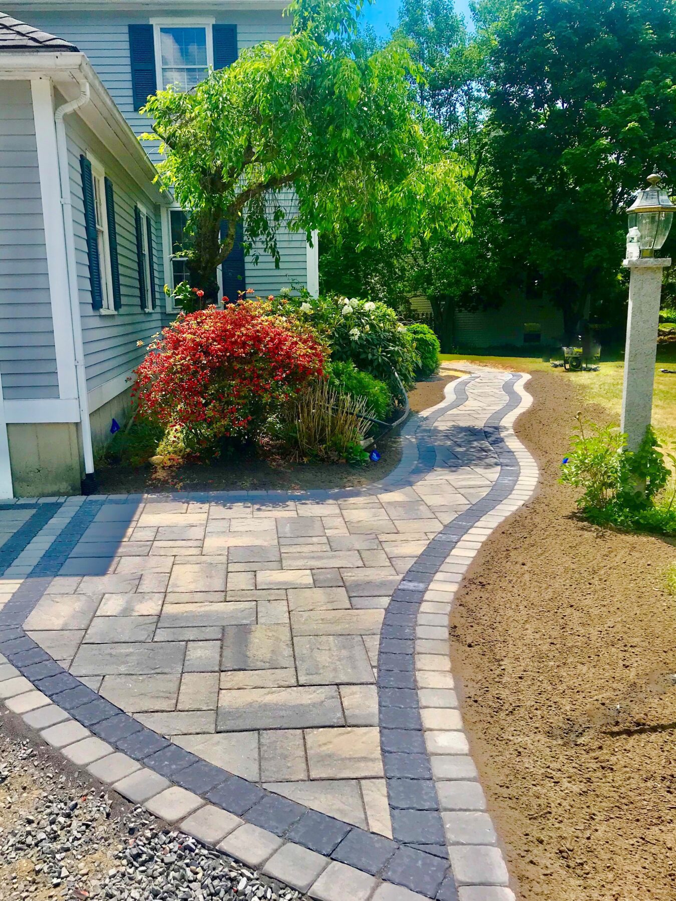 side paver walkway with black onyx border
