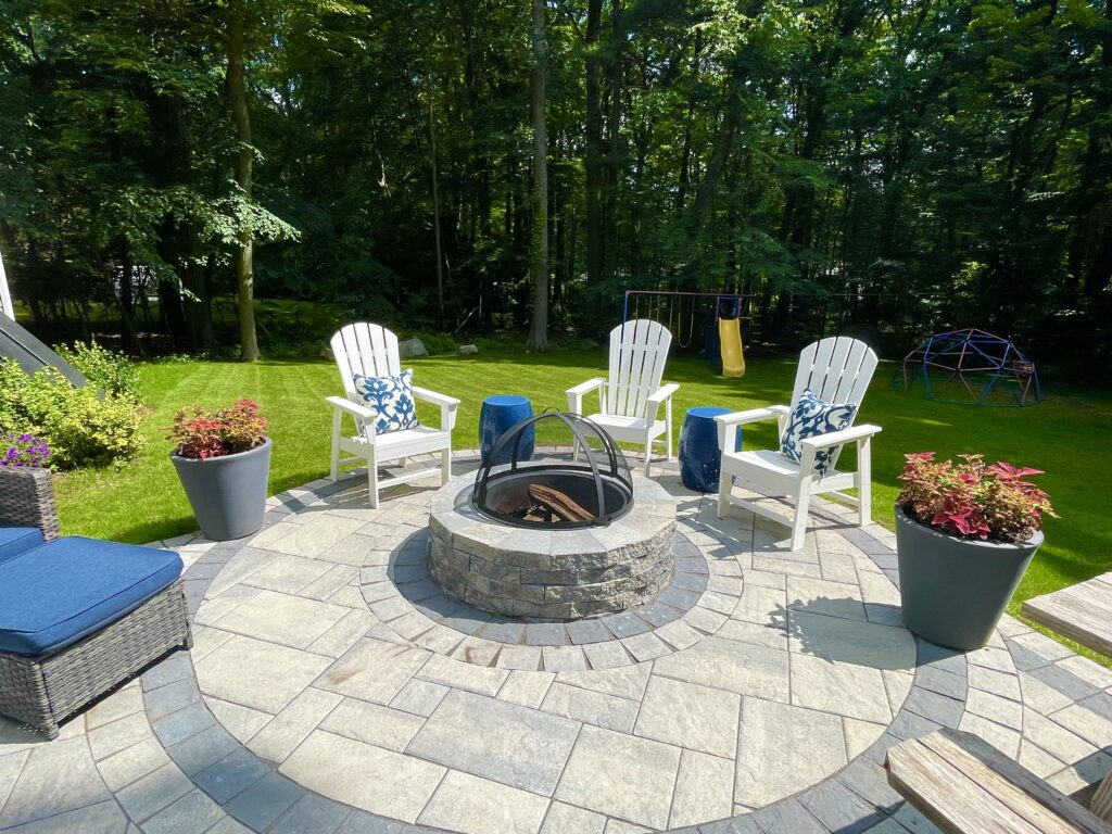 back yard paver patio with onyx border and fire pit