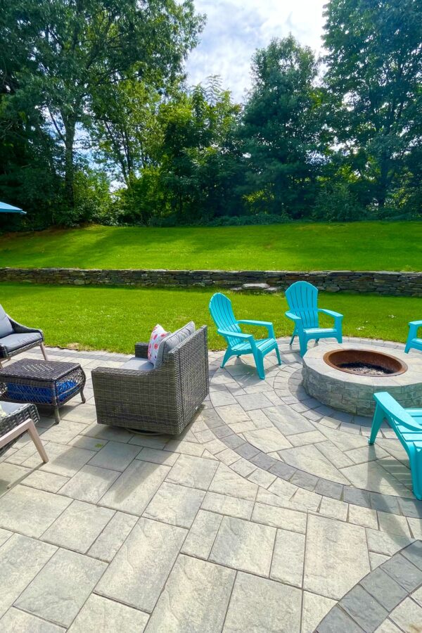 backyard patio with onyx border and fire pit