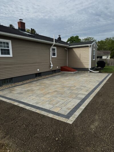 after picture of back yard paver patio with black onyx border