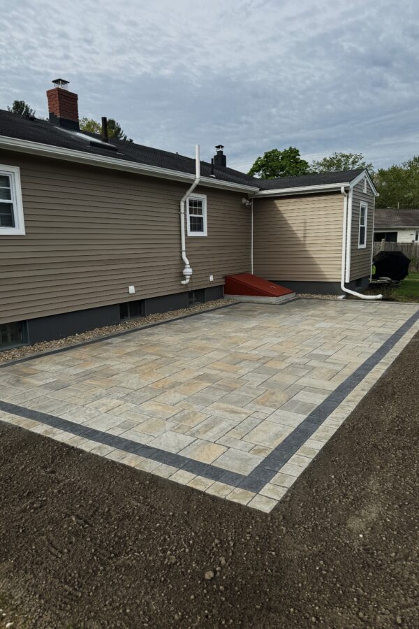 after picture of back yard paver patio with black onyx border