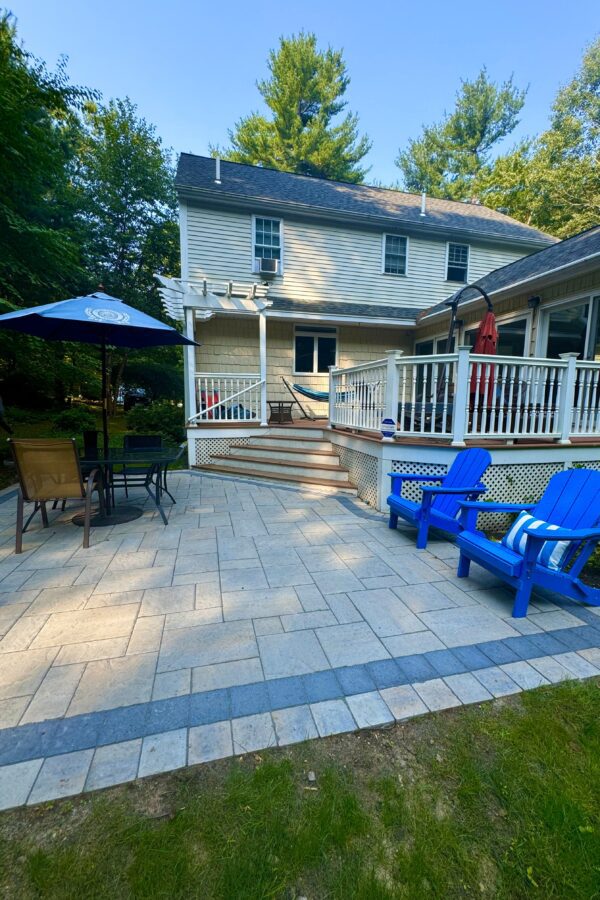 outdoor living paver patio with onyx border and furniture
