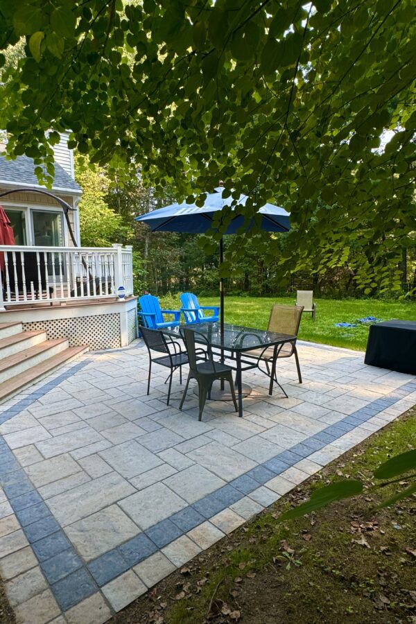 outdoor paver patio with black onyx border